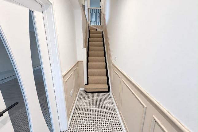 5 Friern Park, LONDON photo 3