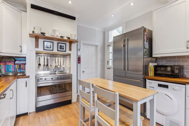 30 Chalk Hill, Watford photo 3