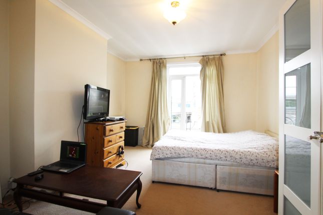 Flat to rent in Clive Lodge, Shirehall Lane, London