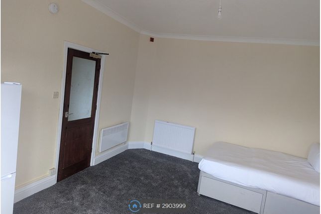 Studio flat on Northumberland Avenue, Blackpool, £525/mo