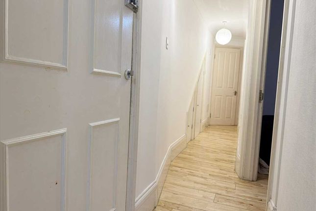 25B, Cremorne Road, London photo 3