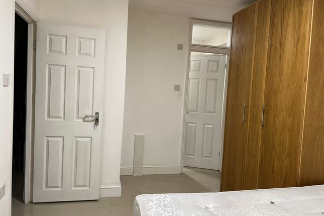 Room to rent in Cheriton Avenue, Ilford, Essex
