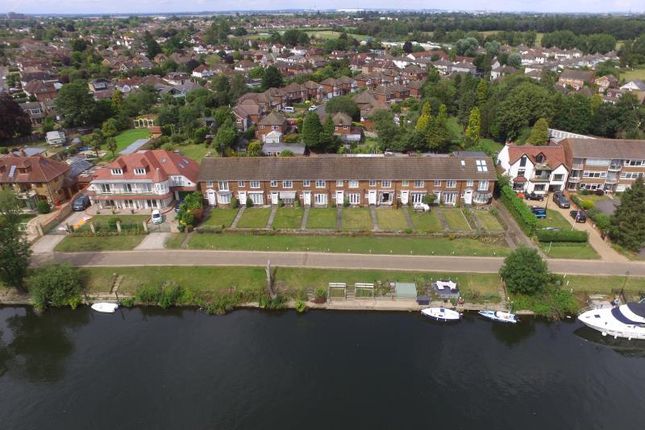 Thumbnail Flat to rent in Thames Side, Staines