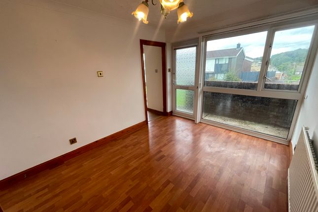 48 Wembley, Neath photo 4
