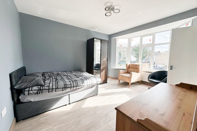 Thumbnail Flat to rent in Chigwell Road, London