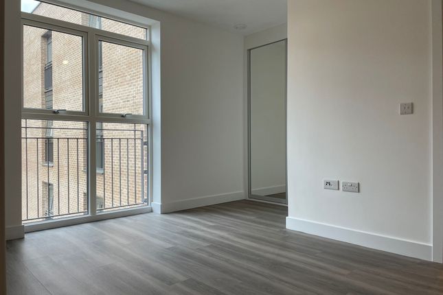 25 Gladness House, Lismore Boulevard, London photo 3