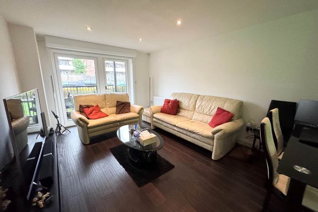 17, Lawford Court, Borehamwood photo 4