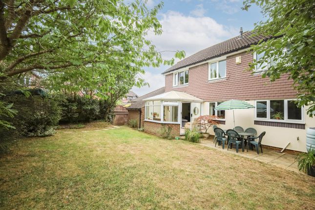 1, Porchester Close, Horsham photo 4