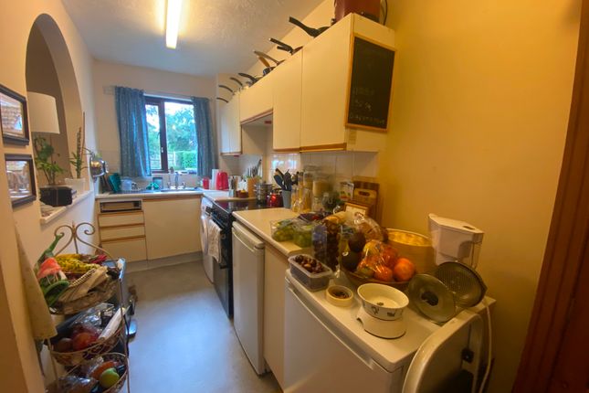 11 Tintagel Way, Woking photo 3