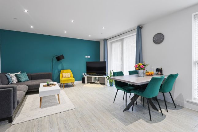Thumbnail Flat for sale in Gurnell Grove, London