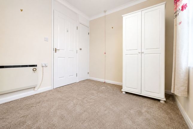 Flat, 22 Ashley Court, Hatfield photo 4