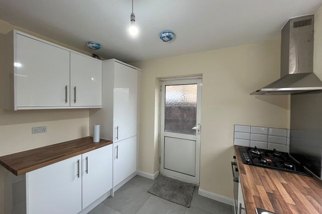 20, Oak Way, Feltham photo 3