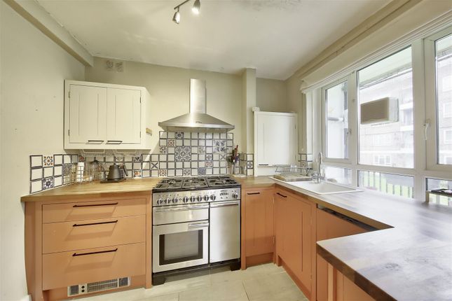 Flat for sale in Greenleaf Close, Tulse Hill, Brixton