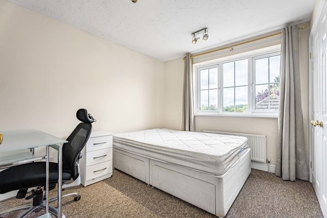 35, Nightingale Shott, Surrey photo 4
