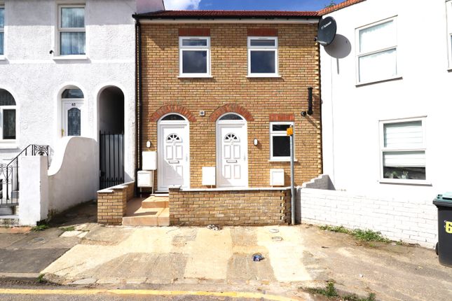 Flat to rent in Peacock Street, Gravesend