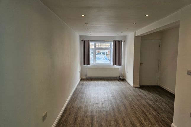 16, Magnolia Gardens, Edgware photo 3