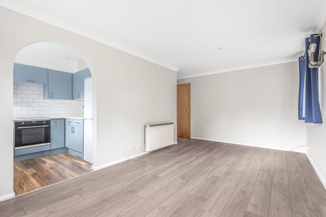 Flat 26 Shepperton Court,, Shepperton Court Drive, Shepperton photo 4