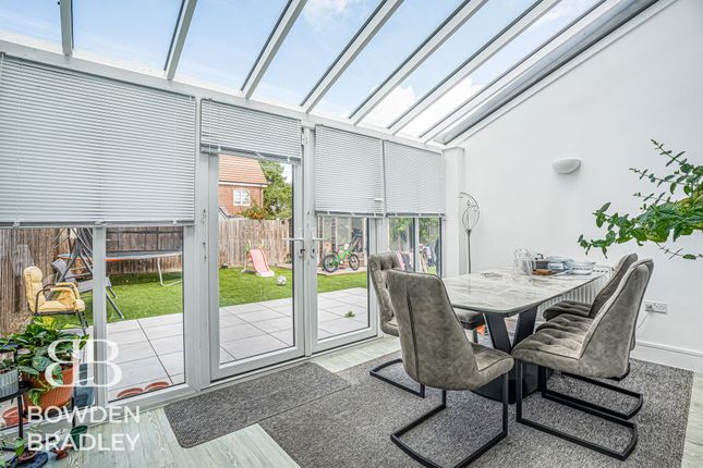86 Five Oaks Lane, Chigwell photo 4