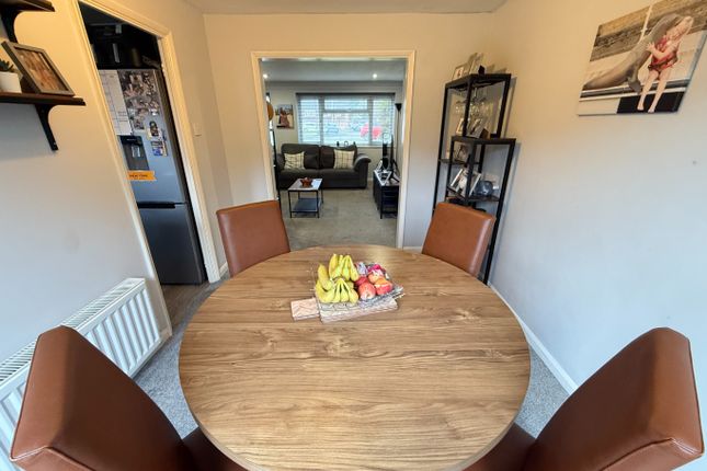 3 Cookfield Close, Dunstable, Bedfordshire photo 4