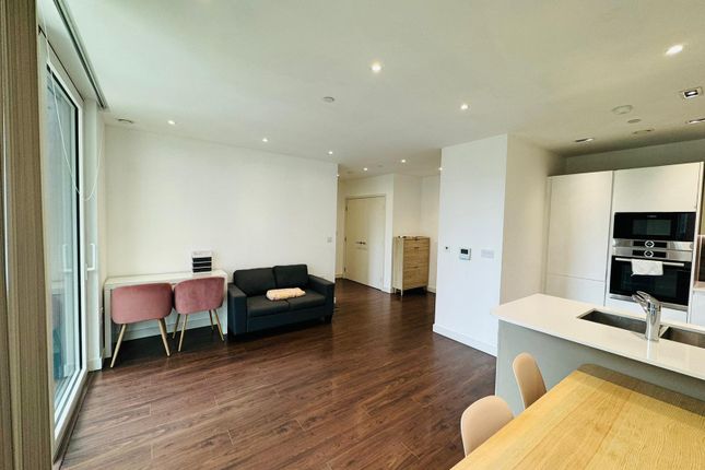1-bed flat on Odell House, 16 Woodberry Park, London, £500,000