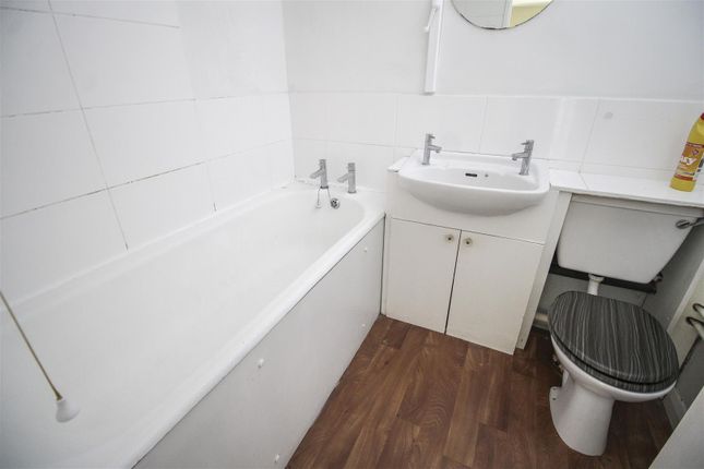 12, Altham Grove, Harlow photo 4