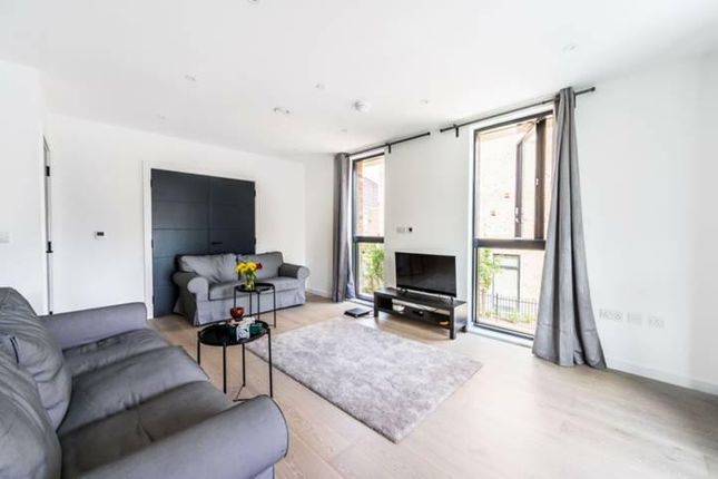Thumbnail Flat to rent in 210 Kilburn Park Road, London