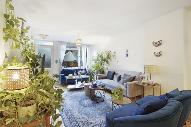 2-bed flat on 35 More Close, St Pauls Court, London, £695,000