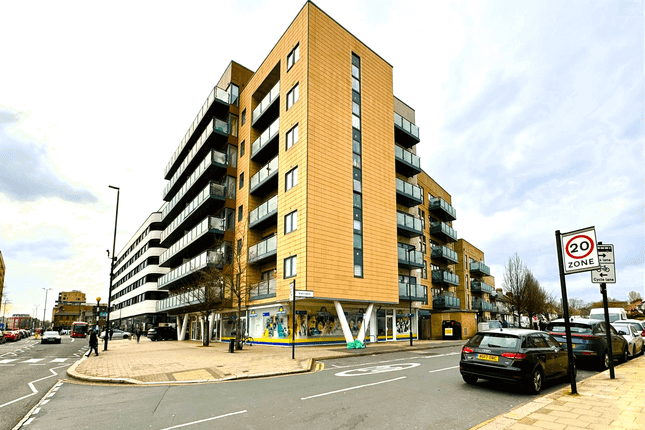 Thumbnail Flat to rent in North Drive, Hounslow, London