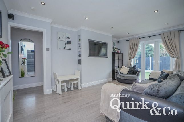 22, Shell Beach Road, Canvey Island photo 2