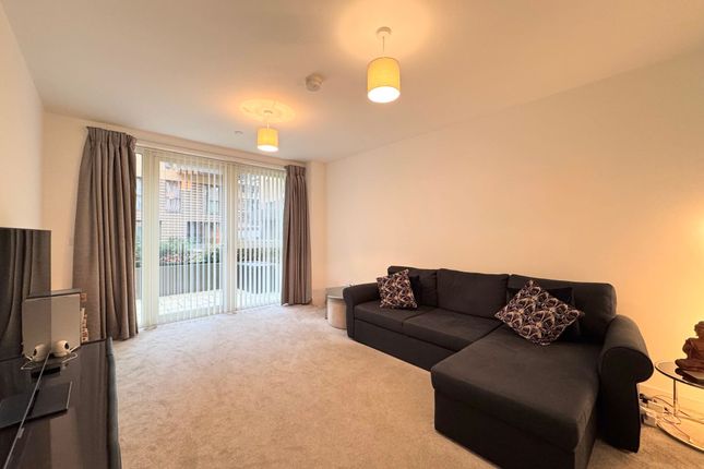 34 Shearwater Drive, London photo 2