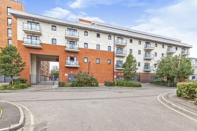 Thumbnail Flat for sale in Grays Place, Slough
