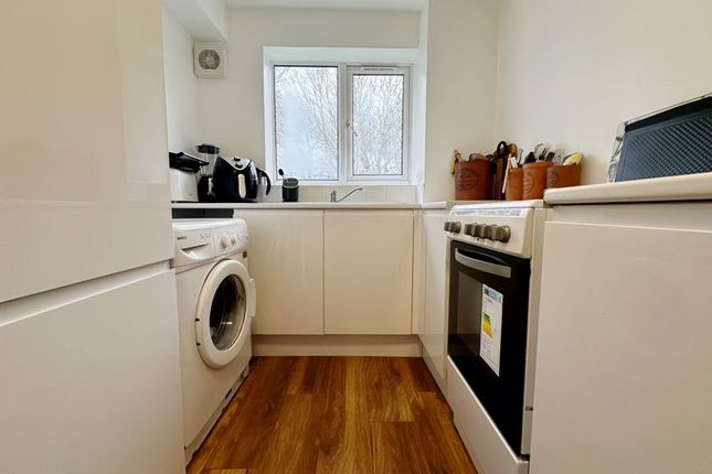 Flat for sale in Streamside Close, London