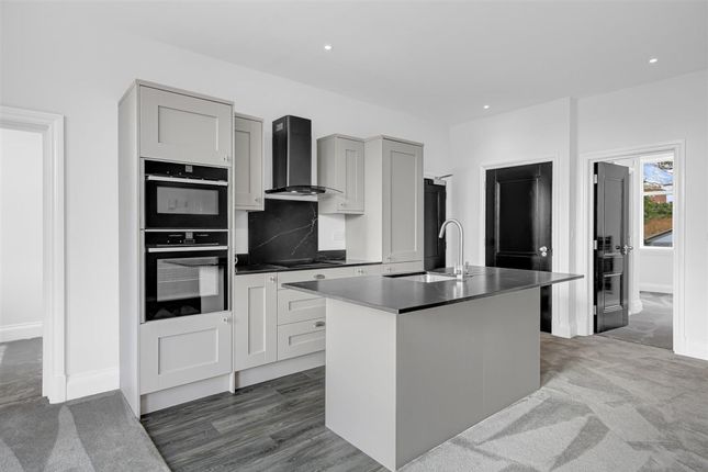 Apt 6, 87 New Square, Chesterfield photo 2
