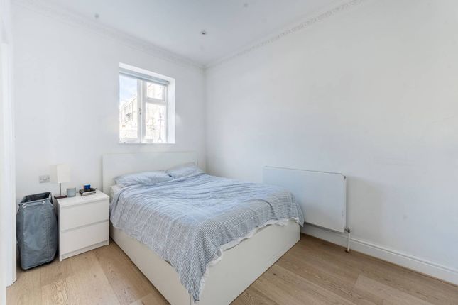 Flat to rent in Gloucester Road, South Kensington, London