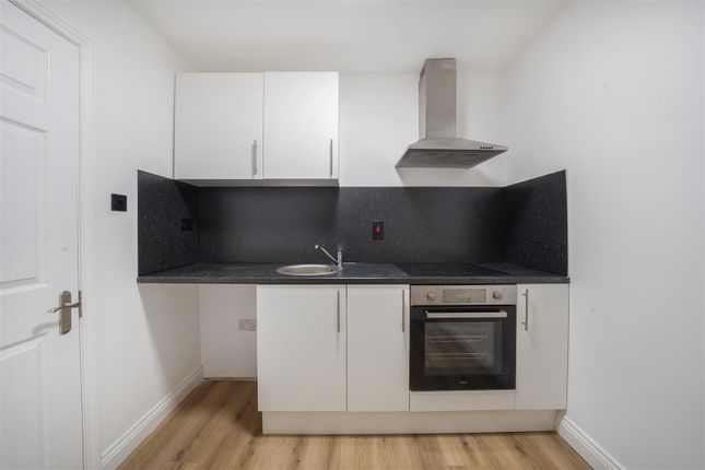 Room 4, 594, Harrow Road, London photo 3