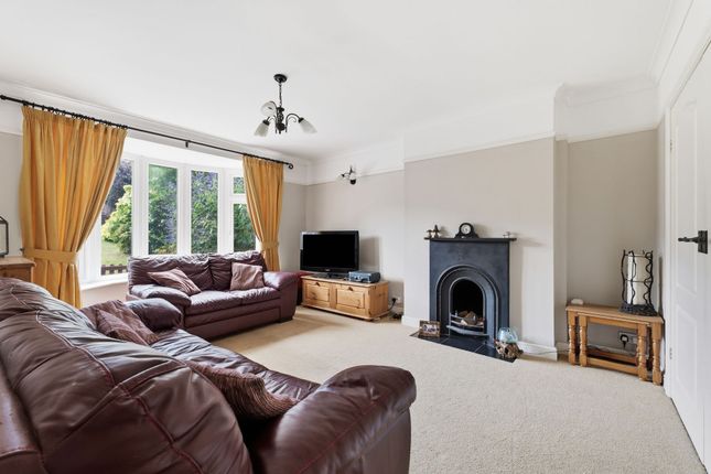 16 Windsor Drive, Chesterfield photo 2