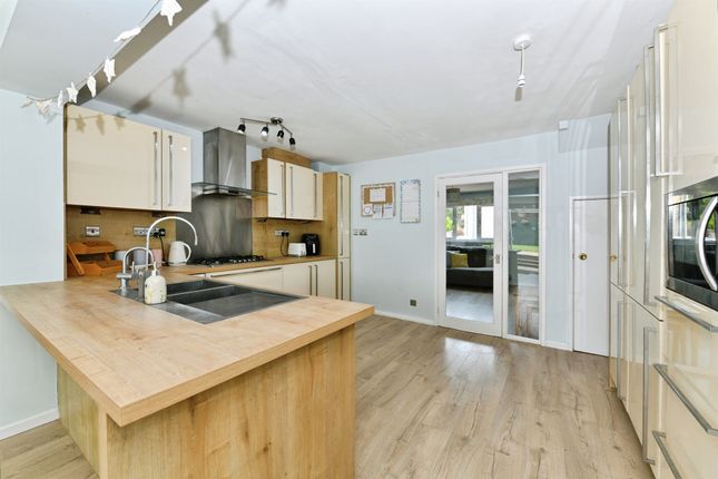 2, Holland Close, Chippenham photo 4