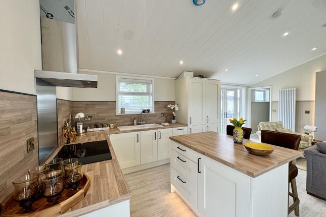 93, Little Meadow, Woodside photo 4