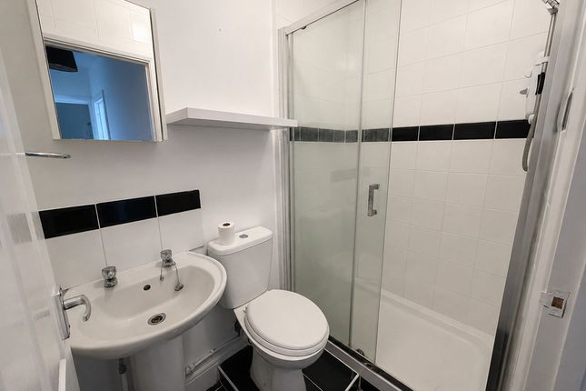 Flat Flat 2, 93a, Chase Cross Road, Romford photo 3