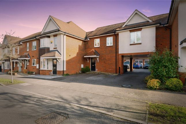 11, Hengest Avenue, Surrey photo 3