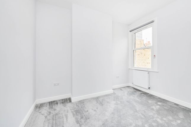 Flat to rent in Mablethorpe Road, London