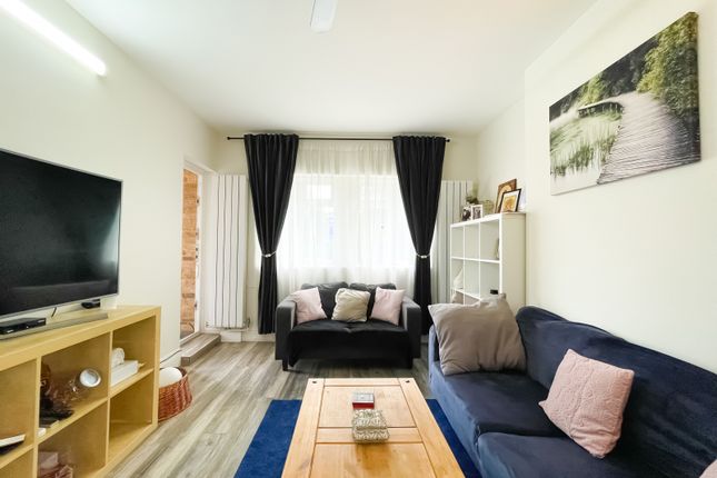 Flat for sale in Forty Avenue, Wembley