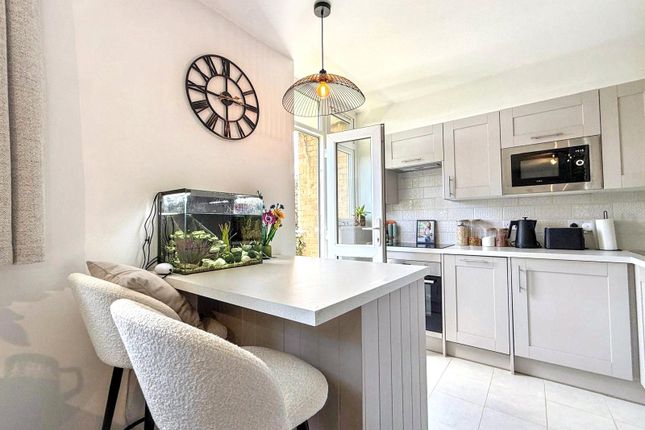 Flat 32 Avon Court,, 34 Keswick Road, London photo 2