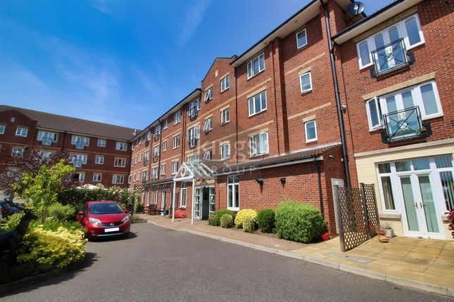 Thumbnail Flat for sale in Deercote Court, Glen Luce, Turners Hill, Cheshunt, Waltham Cross