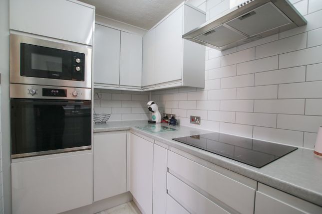 Willow Court, Reading Road, Wokingham photo 4