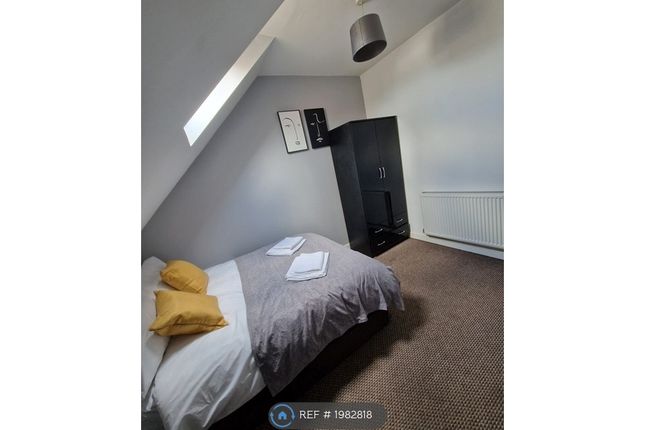 Room to rent in Charnley Mews, Whitefield