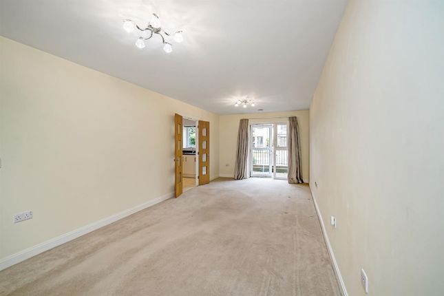 Thumbnail Flat for sale in Marlow Road, Bourne End