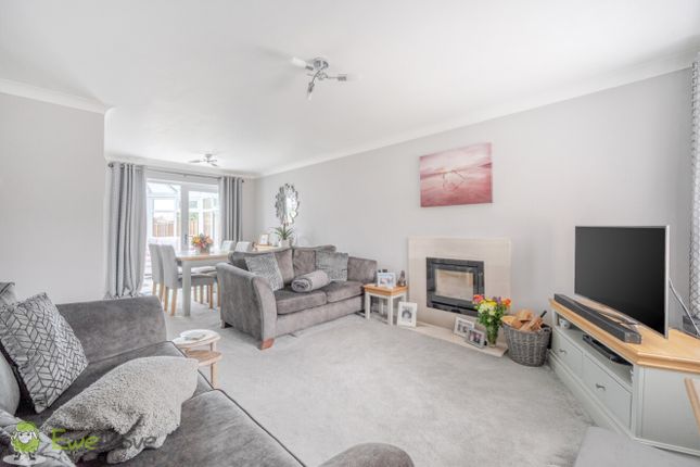 4, Spencer Close, Tadley photo 2