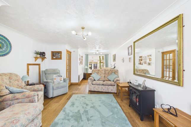 13, Juniper Close, Ashford photo 2