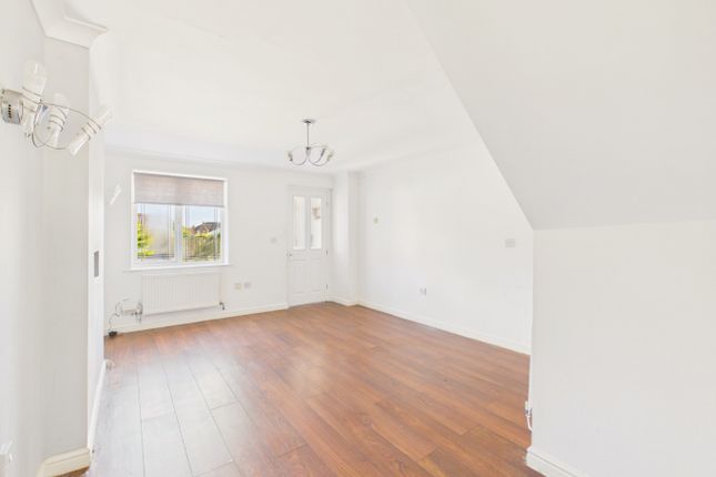 1, Frensham Close, Hull photo 2